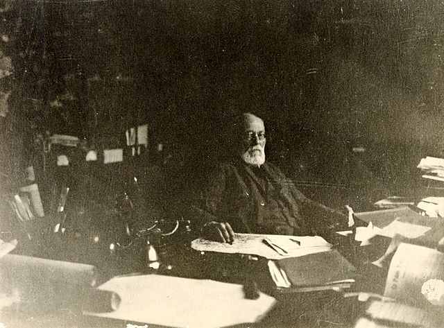 File:Palais Mondial. Paul Otlet dans la salle de la Direction. 1927.jpg
